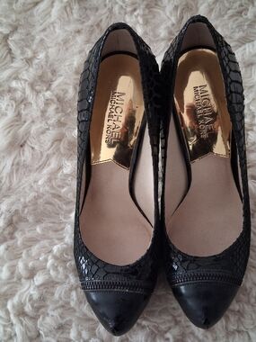 MICHAEL Michael Kors Black Textured Pointed Toe Pumps